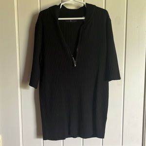 Half sleeve. Black zipper sweater.